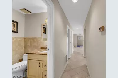 8C Cove Ln, North Bergen Twp., NJ 07047 - Photo 17