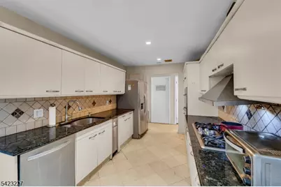 8C Cove Ln, North Bergen Twp., NJ 07047 - Photo 9