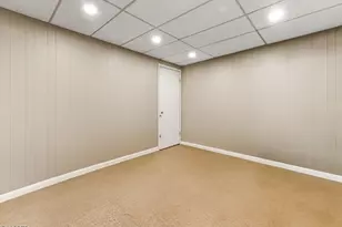 8 Chelsea Cir, Raritan Township, NJ 08822 - Photo 15