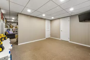 8 Chelsea Cir, Raritan Township, NJ 08822 - Photo 13