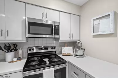 100-31 Shearwater Ct #31, Jersey City, NJ 07305 - Photo 9