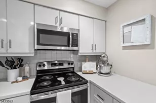 100-31 Shearwater Ct, Jersey City, NJ 07305 - Photo 9