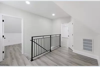 31 Saint Moritz Pl, Wayne, NJ 07470 - Photo 11