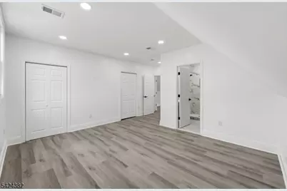 31 Saint Moritz Pl, Wayne, NJ 07470 - Photo 13