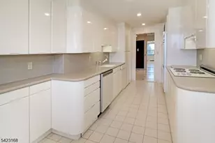 2 Claridge Dr 1Le, Verona, NJ 07044 - Photo 3