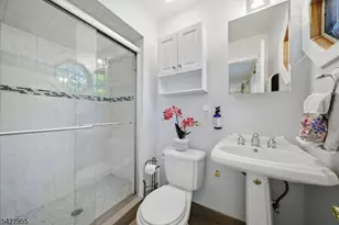 21 Robin Hood Rd, Parsippany, NJ 07950 - Photo 17