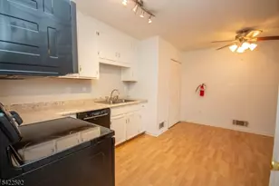 22 Burlington Ct, Hamburg, NJ 07419 - Photo 9