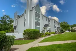 22 Burlington Ct, Hamburg, NJ 07419 - Photo 3