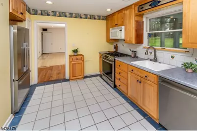 19 Floral Rd, Raritan Township, NJ 08822 - Photo 9