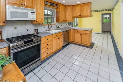 19 Floral Rd, Raritan Township, NJ 08822 - Photo 7