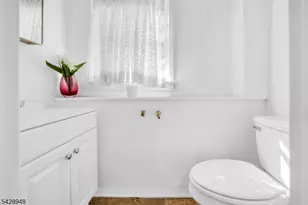 204 Tryon Pl, Paramus, NJ 07652 - Photo 9
