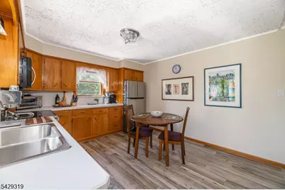 586 Clearview Dr, Hampton Township, NJ 07860 - Photo 9