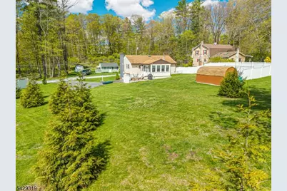 586 Clearview Dr, Hampton Township, NJ 07860 - Photo 3