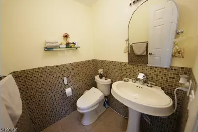 10 Queens Ln, Wayne, NJ 07470 - Photo 7