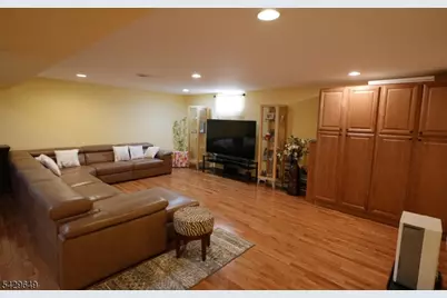 10 Queens Ln, Wayne, NJ 07470 - Photo 19