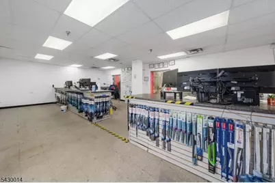 372-376 Adams St, Newark, NJ 07114 - Photo 9