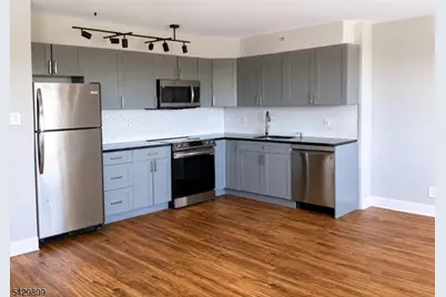 60 Parkway Dr Unit #9B, East Orange, NJ 07017 - Photo 3