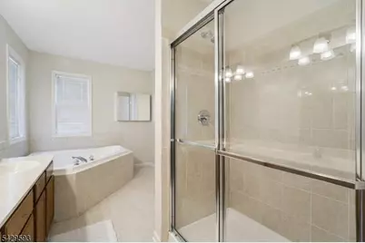123 Levinberg Ln, Wayne Twp., NJ 07470 - Photo 15