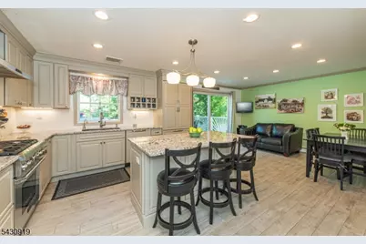 25 Meadow Dr, Little Falls Township, NJ 07424 - Photo 9