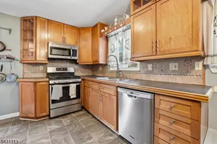 8 Parkway Pl, Sayreville Boro, NJ 08859 - Photo 5