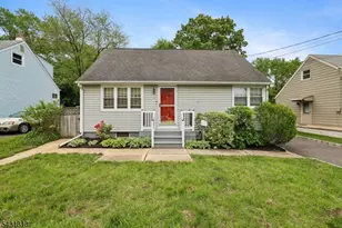 8 Parkway Pl, Sayreville Boro, NJ 08859 - Photo 1