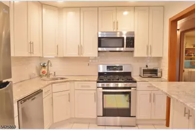 110 Castle Ridge Dr, East Hanover Township, NJ 07936 - Photo 3