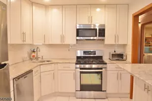 110 Castle Ridge Dr, East Hanover Township, NJ 07936 - Photo 3