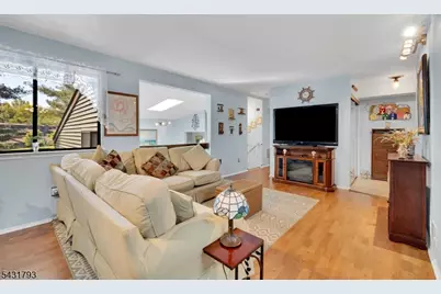 19 Meadowview Dr, Clinton Township, NJ 08801 - Photo 9