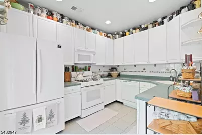 18 Kentworth Ct, Raritan Township, NJ 08822 - Photo 11