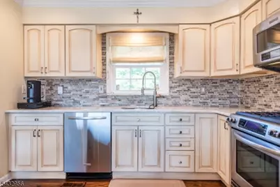 3 Knoll Rd, Fairfield, NJ 07004 - Photo 9
