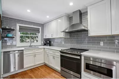 30 Sherbrooke Pkwy, Livingston, NJ 07039 - Photo 7