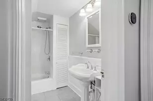 30 Sherbrooke Pkwy, Livingston, NJ 07039 - Photo 15