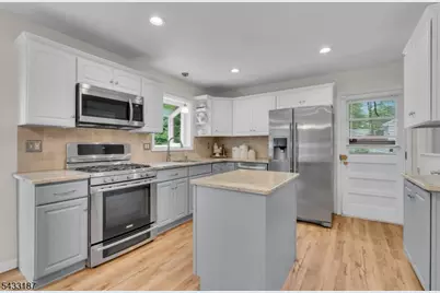 46 Rafkind Rd, Bloomingdale, NJ 07403 - Photo 7