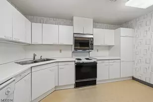 1 Peabody Ct, Teaneck Township, NJ 07666 - Photo 11