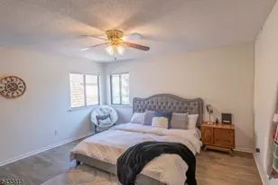 21 Carriage Pl, Edison Twp., NJ 08820 - Photo 5