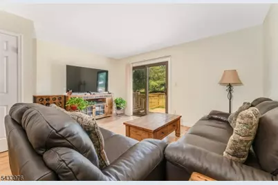 130 Locust Ct, Raritan Township, NJ 08822 - Photo 7
