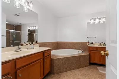 162 Blue Heron Dr, Secaucus, NJ 07094 - Photo 15