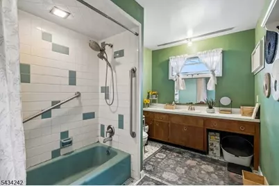 10 De Lazier Pl, Bloomingdale, NJ 07403 - Photo 17