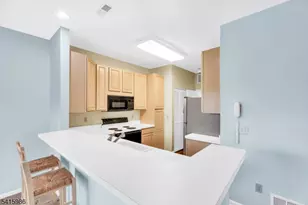29 Heatherwood Ln, Bedminster Township, NJ 07921 - Photo 5