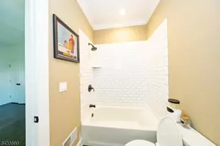 21 Stonybrook Cir, Fairfield, NJ 07004 - Photo 11