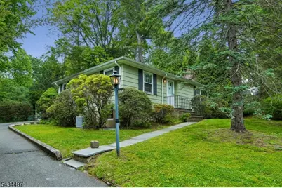 137 Beekman Rd, Summit, NJ 07901 - Photo 3