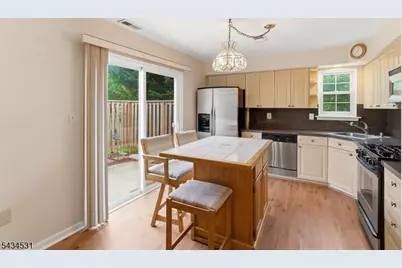 39 Canterbury Cir, Franklin Township, NJ 08873 - Photo 15