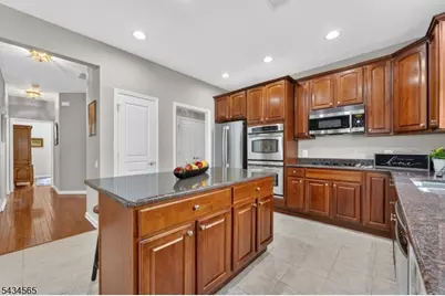 717 Thistle Hill Ln, Franklin Township, NJ 08873 - Photo 17