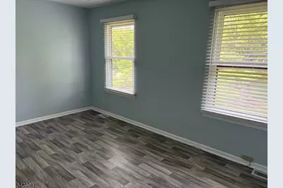 131 Locust Ct, Raritan Township, NJ 08822 - Photo 7