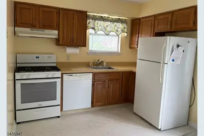 131 Locust Ct, Raritan Township, NJ 08822 - Photo 5