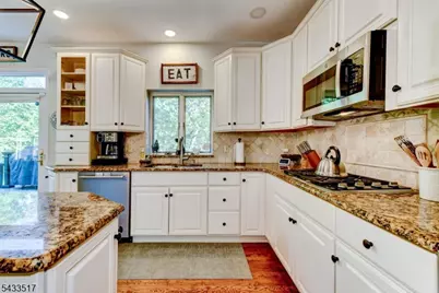 302 Kelly Dr, Branchburg Township, NJ 08853 - Photo 17