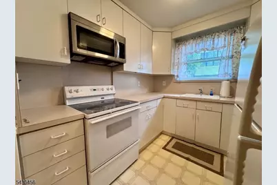 816 Kingsland Ln, Fort Lee, NJ 07024 - Photo 5