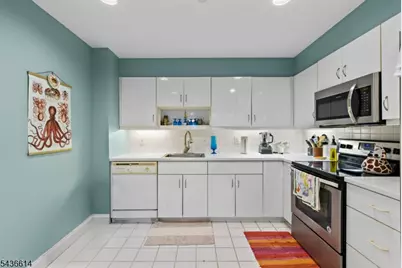 208-32 Shearwater Ct #32, Jersey City, NJ 07305 - Photo 7
