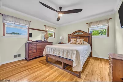 1038 Centre St, Raritan, NJ 08869 - Photo 15