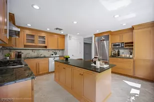 7 Mansfield Ct, Livingston, NJ 07039 - Photo 3